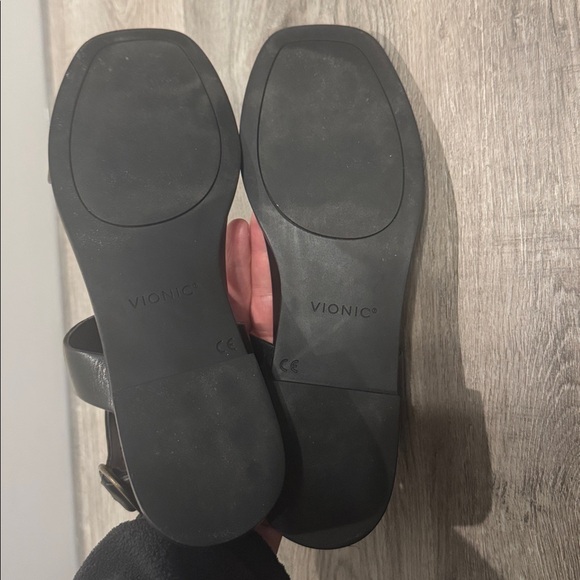 Vionic black strappy sandals - Picture 4 of 8